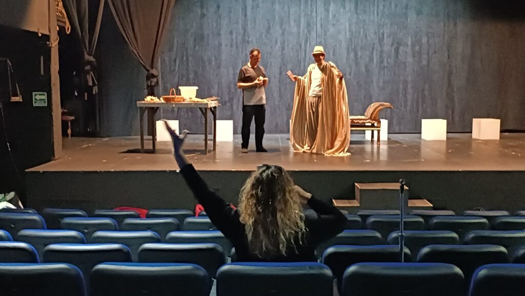 Marta Bernarda dando indicaciones a un actor durante un ensayo teatral