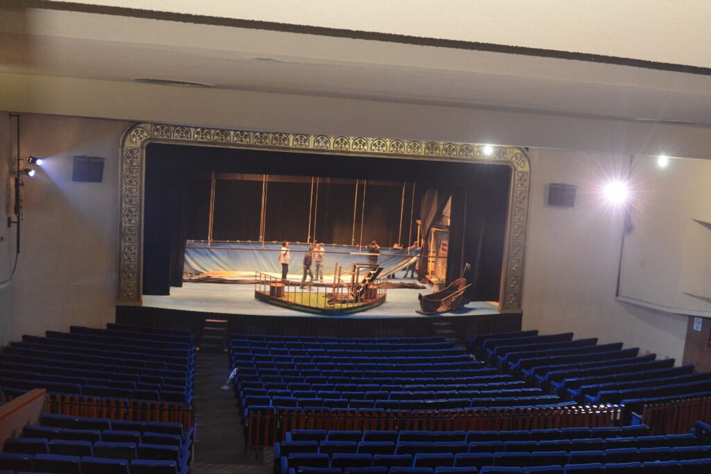 Montaje de una producción teatral en un escenario antes de la función